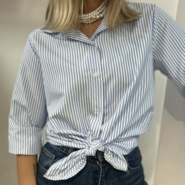 Camicia con nodo azzurro