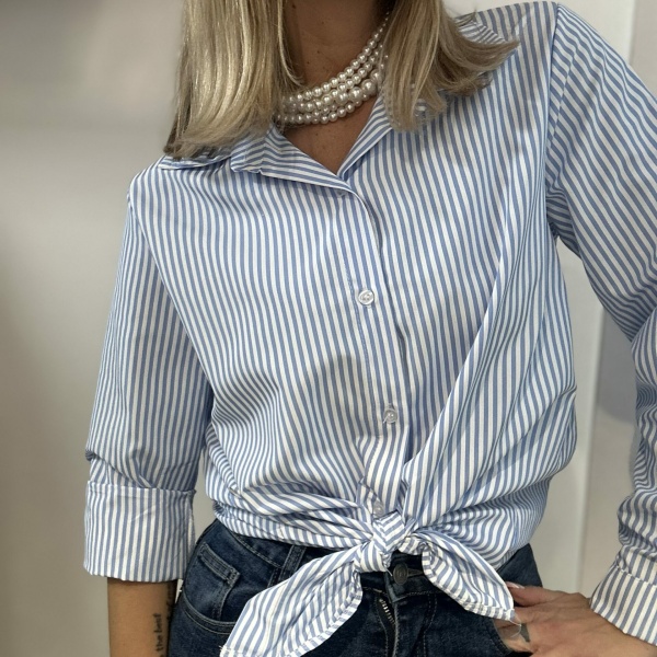 Camicia con nodo azzurro