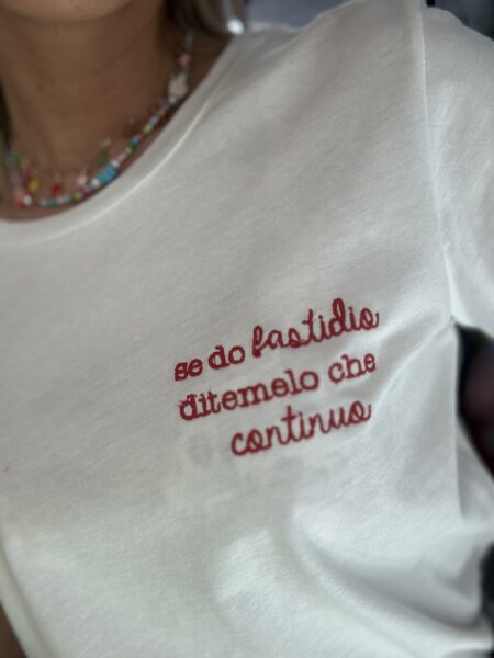 T-shirt scritta ricamata - immagine 2
