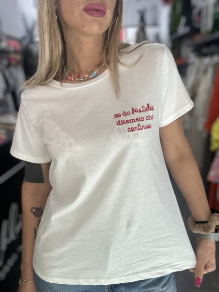 T-shirt scritta ricamata - immagine 4