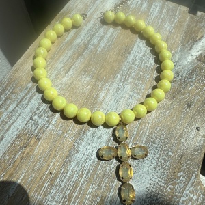 Collana con sfere perlate e croce