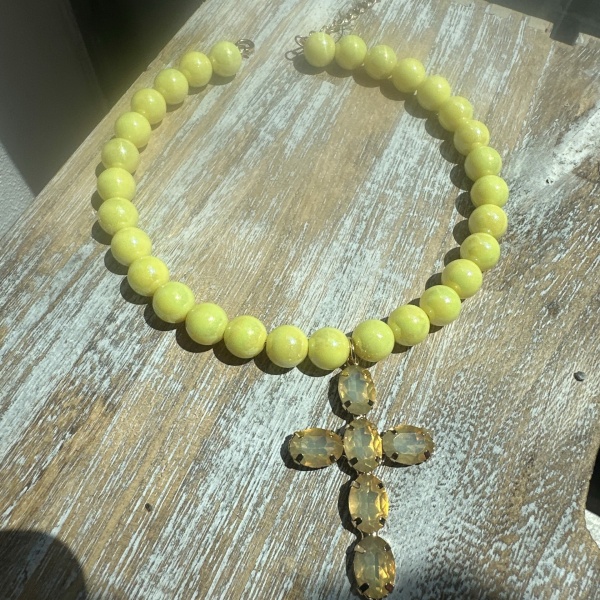 Collana con sfere perlate e croce