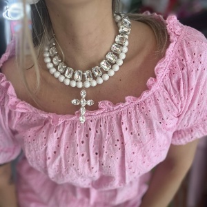 Collana con sfere perlate bianche e croce
