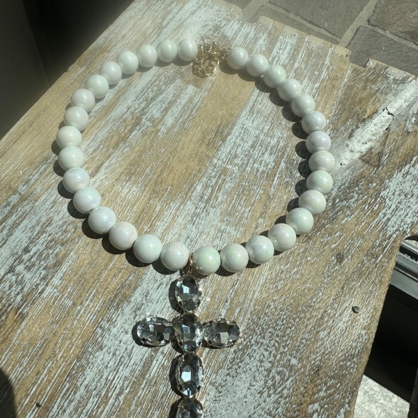 Collana con sfere perlate bianche e croce - immagine 4