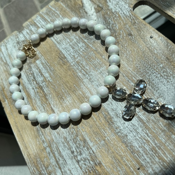 Collana con sfere perlate bianche e croce - immagine 3