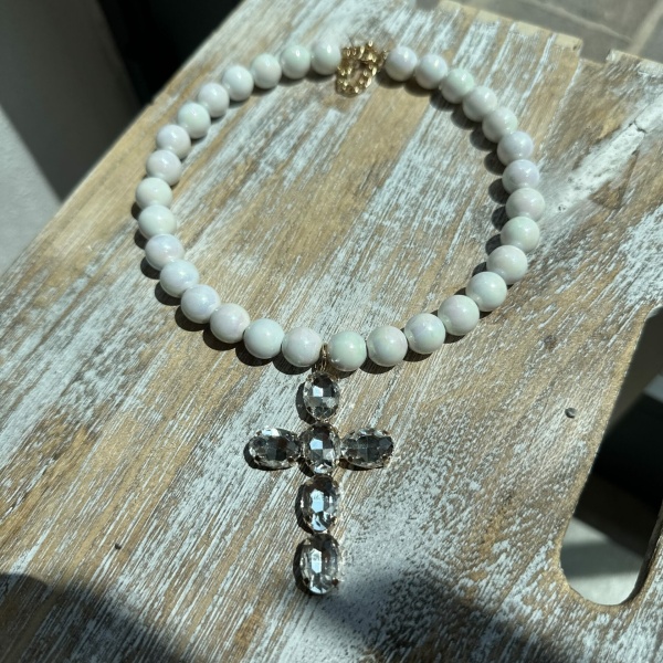 Collana con sfere perlate bianche e croce - immagine 2