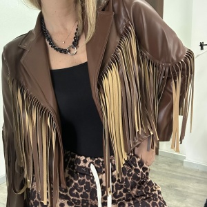 Giacca in eco Pelle con frange color biscotto
