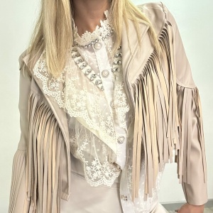 Giacca in eco pelle con frange beige