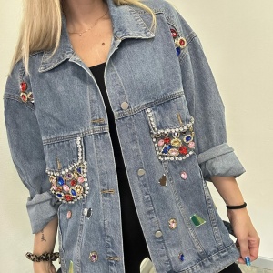 Giacca in jeans con applicazioni di pietre
