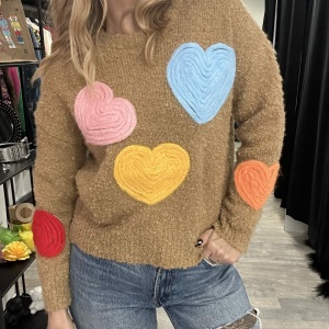 Maglioncino base beige con cuori colorati