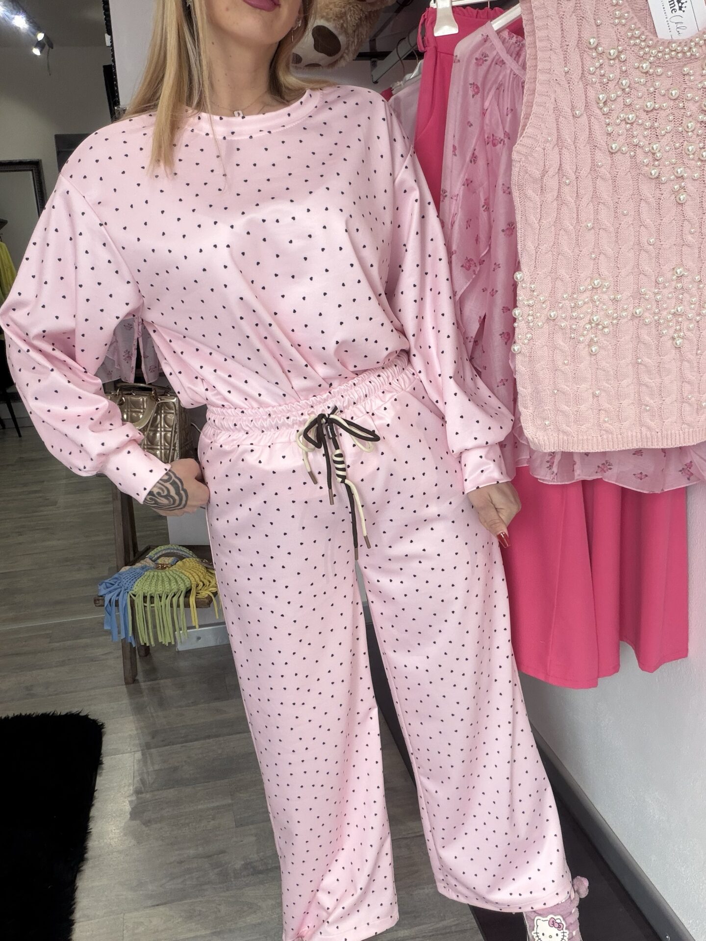 Completo rosa con cuoricini - immagine 2